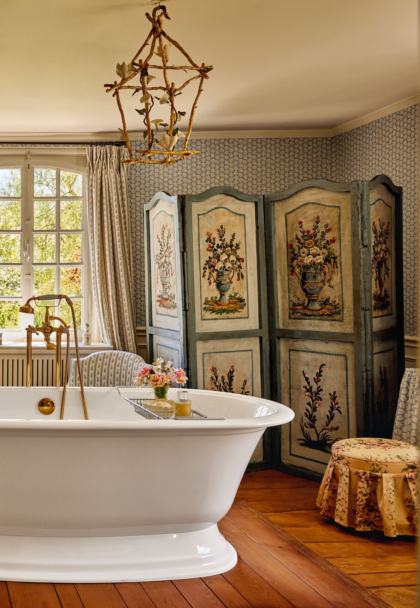 A clean and clutter-free bathtub showcasing an effective bath toy storage setup.