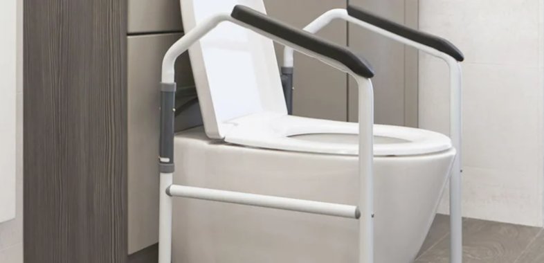 A modern bathroom equipped with safety rails for safe hip replacement recovery.